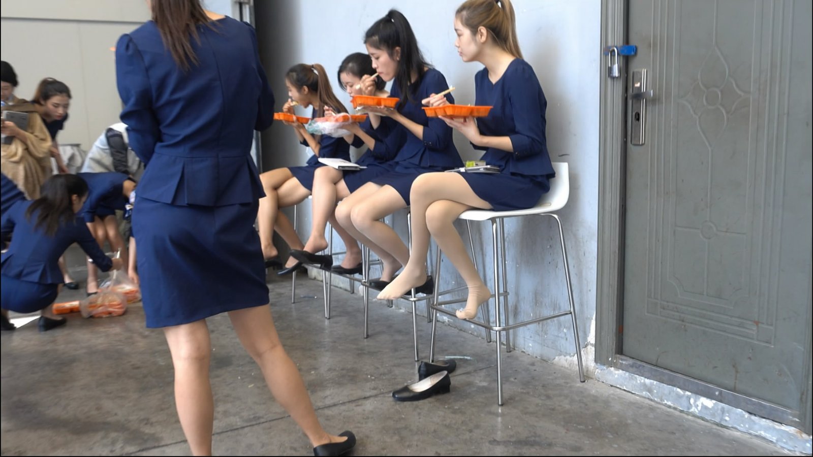 blue dress, eat, dangling, play shoe